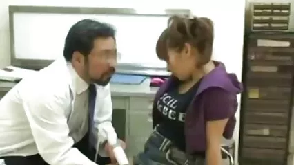 בת חורגת טרייה ונקייה לאחר מקלחת פיתתה את בעלה החדש של אמא. סרטי סקס במשפחה חינם