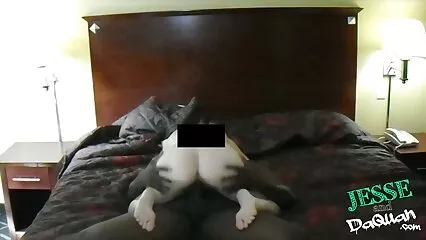 כל עקרת בית צריכה שכן בנות מזדינות עם זין טוב.