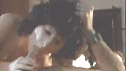 ברגע שהאב נרדם, הבן מיד מושך את האם החורגת כהת העור אתריםסקס מעל הקוקאן.