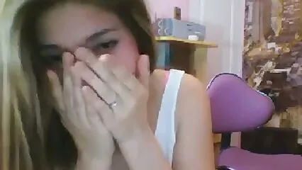 מול סרטוני מין חינם השריר, כל הרגליים מתרחקות.