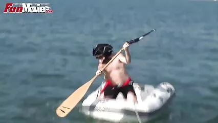 והזקן הזקן אינו מאבד סרטימ כחולימ את אחיזתו.