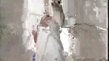 גמירה על החזה שלה